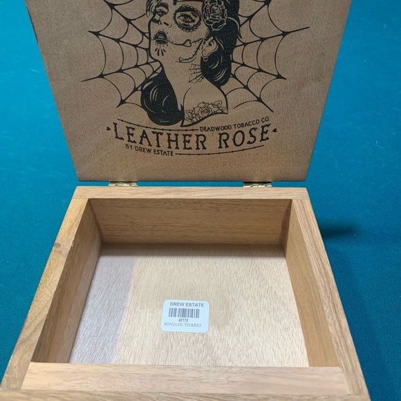 Leather Rose cigar box - Picture 2 of 2
